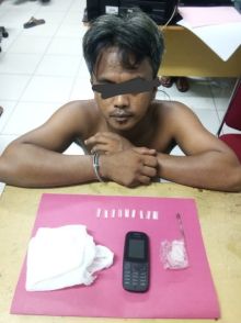 Polisi mengamankan pria yang menympan sabu/lin
