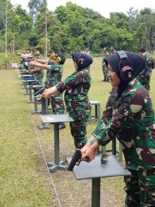 Srikandi Lanud Roesmin Nurjadin  melakukan latihan menembak dengan menggunakan Pistol Glock-19/exa