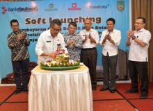Pemotongan tumpeng pada soft launching pembayaran PBB Melalui e-commerce dan ATM di Batam