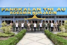 Foto bersama usai penyerahan sertifikat/exa