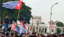 Pengibaran Bendera Bintang Kejora saat demo