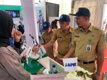 Booth PT Asia Pacific Rayon (APR), menampilkan deretan pakaian berbahan baku serat kayu tersebut memang menarik banyak perhatian pengunjung/IST