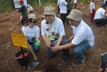 Great Forest  Wall Project From Japan Mr. Makoto Nikkawa didamping Direktur Sustainability and Stakeholder Engagement APP Sinar Mas Elim Sritaba dan Head of Landscape Conservation Department, Asia Pulp & Paper  (APP) Sinarmas Dolly Priatna, Melakukan Kegiatan Penanaman yang ke 6 untuk 10.000 Bibit P