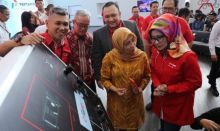 Direktur Utama Telkomsel Emma Sri Martini (kanan) dan Direktur Utama PT Pertamina Patra Niaga Nina Sulistyowati (kiri) usai teken nota kesepahaman antara Telkomsel dengan Pertamina Patra Niaga/ist