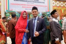 Agun Nugroho bersama Istri berfoto bersama usai dilantik menjadi anggota DPRD Riau priode 2019-2024