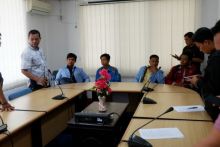 Empat orang mahasiswa diamankan oleh aparat lantara membentangkan spanduk dalam acara paripurna pelantikan anggota DPRD Riau baru priode 2019-2024