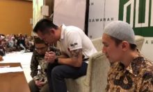 Kakak kandung Ustaz Felix Siauw masuk Islam dibimbing baca dua kalimat syahadat oleh Ustaz Adi Hidayat (foto/int)
