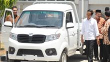 Presiden Jokowi saat mencoba Esemka Bima