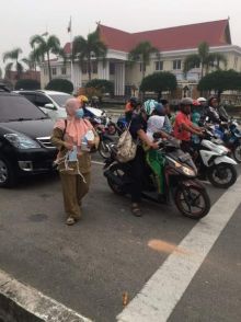 Dinkes Dumai bagikan masker gratis kepada pengguna jalan/zal