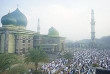 Masyarakat Riau saat melakukan shalat Idhul Adha di Masjid Agung An Nur ditengah kabut asap beberapa waktu lalu