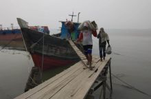 Buruh angkut pasir bekerja dalam kondisi berkabut ditepi laut Selatpanjang/mad