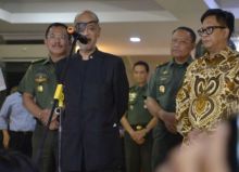 Putra BJ Habibie Thareq Kemal memberikan keterangan terkait perkembangan kesehatan sang ayah. Foto: int 