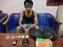 Polisi mengamankan AA beserta barang bukti/hari