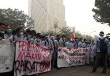 Mahasiswa UNRI mjnta masuk kantor gubernur riau