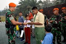 Danyonko 462 Paskhas Berikan Penghargaan Kepada Anak Prajurit yang Berprestasi