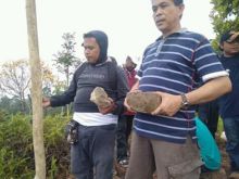 Sekda Kuansing saat menyusuri Bukit Piramida Jejak Kerajaan Kandis/zar