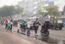 Managemen Mal Pekanbaru membagikan masker gratis ke masyarakat