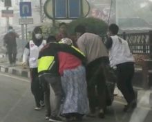 Video Ibu-ibu Sesak Nafas di Dumai Saat Berkendara Roda Dua