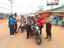 Anggota Polsek Tempuling membagikan masker bagi pengguna jalan /rgo