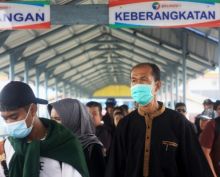 Penumpang kapal tampak menggunakan masker saat aan berangkat di Pelabuhan Tanung Harapan Selatpanjang/mad