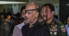 Thareq Habibie yang selalu mengenakan tutup mata sebelah yang akhirnya mengundang rasa penasaran netizen. Foto: int 