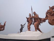 Foto Satpol PP melepas masker di patung monumen di kediaman Syamsuar