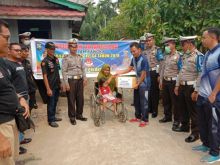 Satlantas Polres Inhu Santuni Keluarga Korban Lakalantas/azi