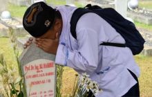 Warga berziarah di makam BJ Habibie di TMP Kalibata, Jakarta. Foto: int 