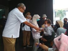 Kepala SKK Migas Sumbagut menyalami anak-anak karyawan SKK Migas yang ikut diungsikan ke Sumbar