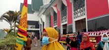 Keluarga anggota DPRD Siak tampak menggunakan masker saat menghadiri  acara pelantikan /lin