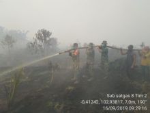 Danramil 03/Tempuling, Kapten Arh Sugiyono selalu aktif dalam menangani karhutla./rgo