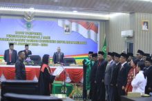 Teks foto; Wakil Ketua Pengadilan Negeri Bengkalis, Hendah Karmila Dewi SH MH melantik 30 Anggota DPRD Kepulauan Meranti periode 2019-2024/mad