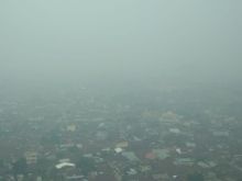 Kabut asap pekat masih menyelimuti Kota Pekanbaru, Riau