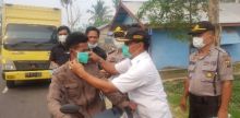 Sekretaris Kesbangpol Inhil Marlis Syarif bersama Forkopimcam Tembilahan Hulu, turun ke jalan membagikan masker untuk masyarakat. Foto: rgo 
