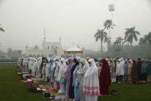 Suasana pelaksanaan salat Istisqa yang digelar Pemkab Siak, Selasa 17 September 2019 di Lapangan Tugu depan Istana Siak. Foto: lin 