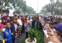 Petugas Kepolisian menghadang massa yang menggelar aksi saat pelantikan DPRD Meranti. Foto: mad 