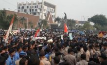 Mahasiswa bawa boneka pocong dan minta Gubernur Riau Syamsuar menemui mereka (foto/riki)