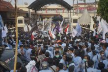 Mobil Watercanon Polda Riau semprotkan air untuk mengurai masa.