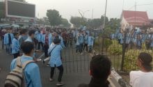 Terlihat sejumlah pagar pembatas median Jalan Sudirman patah-patah.