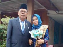 Politisi senior PAN Bengkalis H Zamzami didampingi istri. FotoL hari 