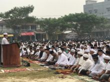 Ribuan umat musli mengikuti Salat Istiisqa di Kecamatau Mandau, Kabupaten Bengkalis. Foto: hari 