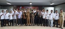 Wabup Inhil Syamsuddin Uti bersama pengurus FKWI dan undangan foto bersama usai pengukuhan. Foto: rgo 