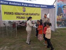 Salah satu posko kesehatan yang didirikan Polres Siak untuk melayani masyarakat yang terkena dampak kabut asap. Foto: lin 