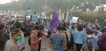 Kantor Gubernur Riau didemo dua universitas (foto/ibl)
