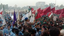 Mahasiswa UMRI dan UNRI melakukan aksi demo di depan kantor gubernur Riau
