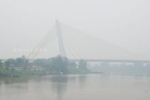 Jembatan Siak IV yang tertutup kabut asap akibat kebakaran hutan dan lahan