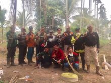 Anggota RAPI Inhil ikut membantu BPBD Inhil memadamkan api di lahan yang terbakar. Foto: rgo 