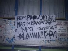 Spanduk kekecewaan dari masyarakat terhadap Pemerintah Provinsi Riau (foto/int)