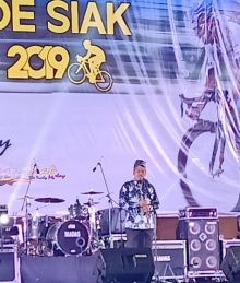 Bupati Siak Alfedri secara remi menutup ajang Tour de Siak 2019. Foto: lin 