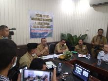 Gubernur Riau, Syamsuar bersama Wakil Gubernur Riau, Edy Natar Nasution saat memimpin rapat penetapan siaga pencemaran udara